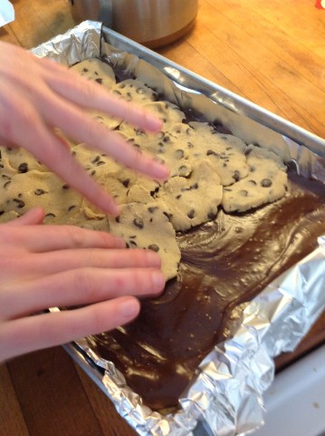 layering chocolate chip gooey bars