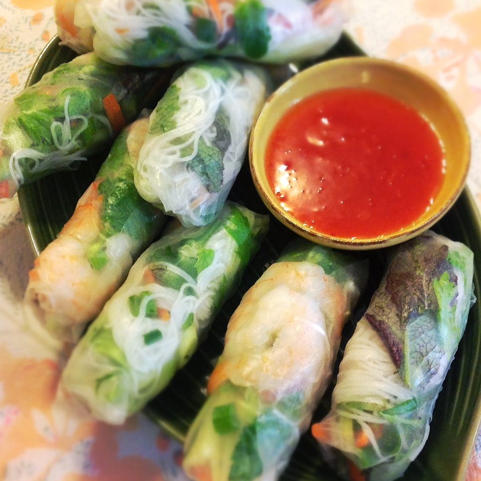 vietnamese spring rolls and dipping sauce